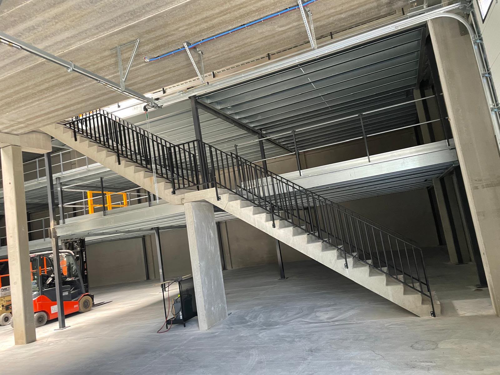 Industriële trap met bordes en mezzanine in zwart staal