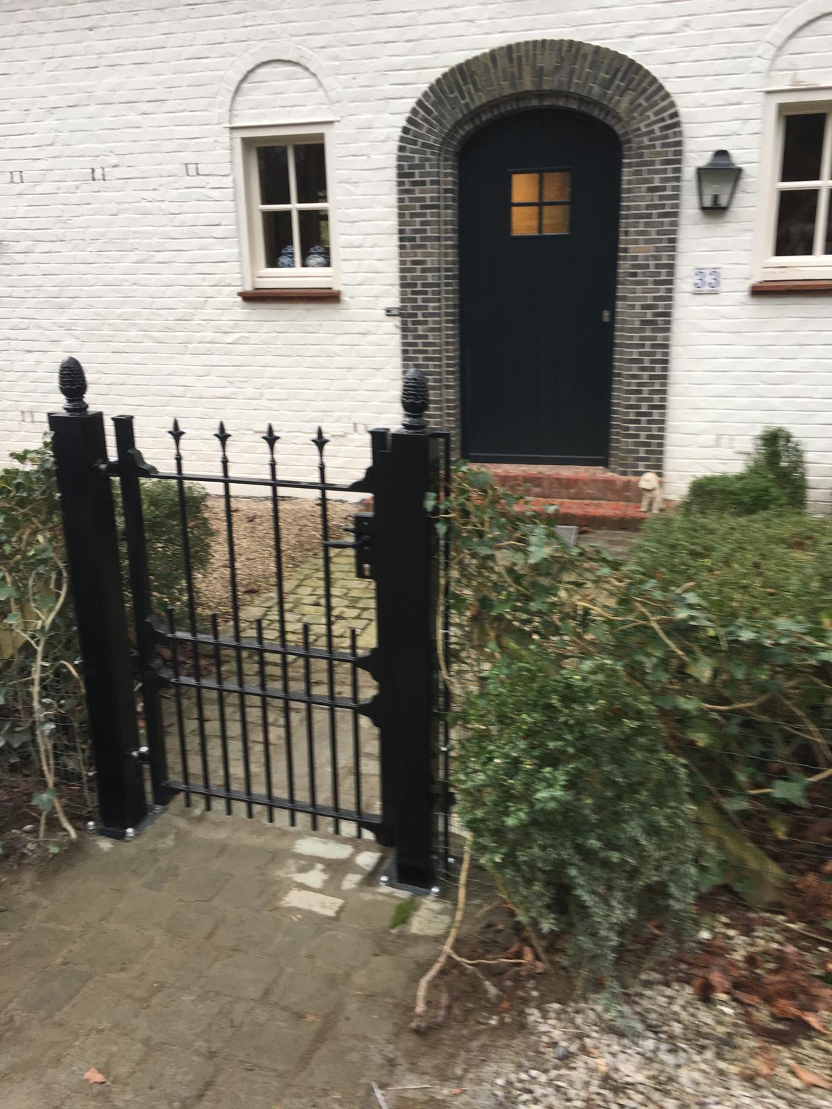 Klassieke zwarte tuinpoort op maat voor woning