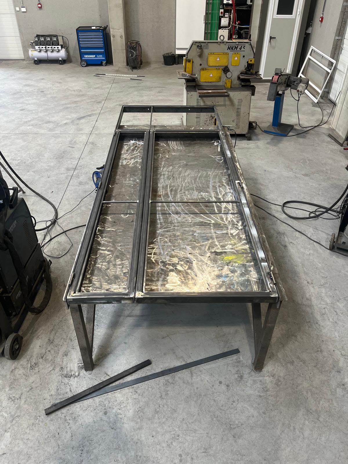 Stalen tafelframe in productie in atelier