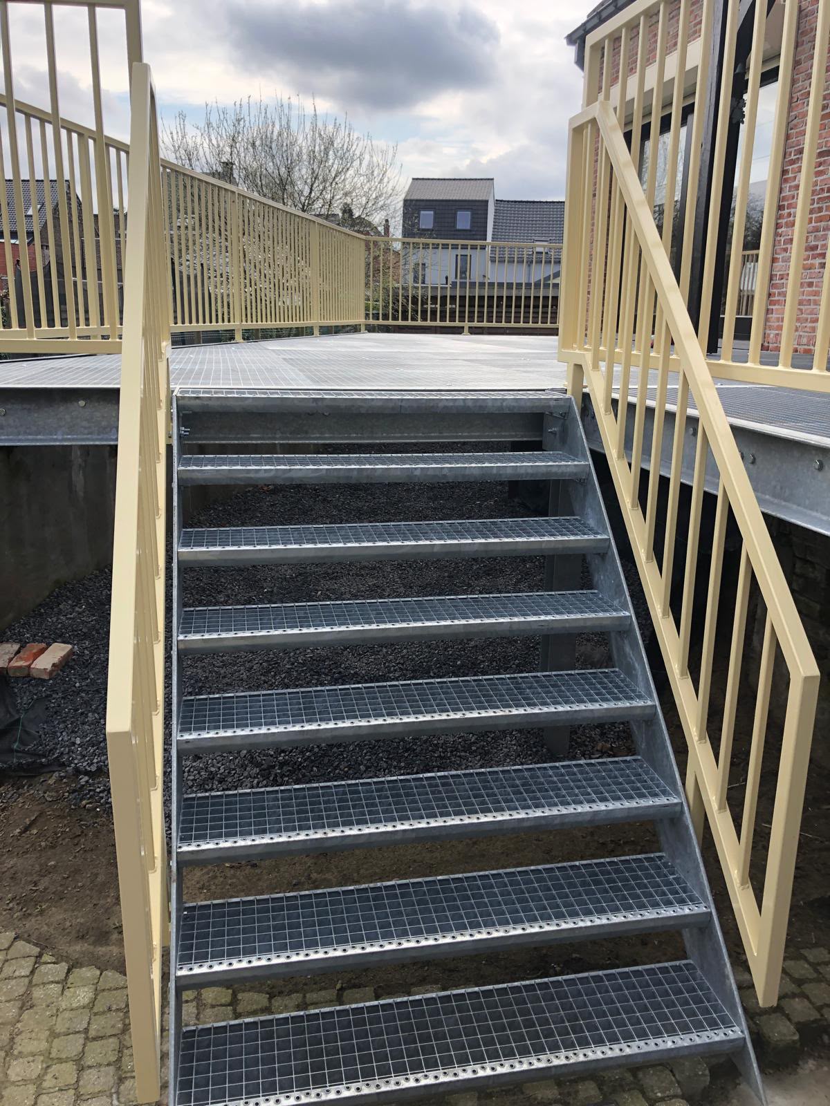 Verzinkte buitentrap met balustrade en platform