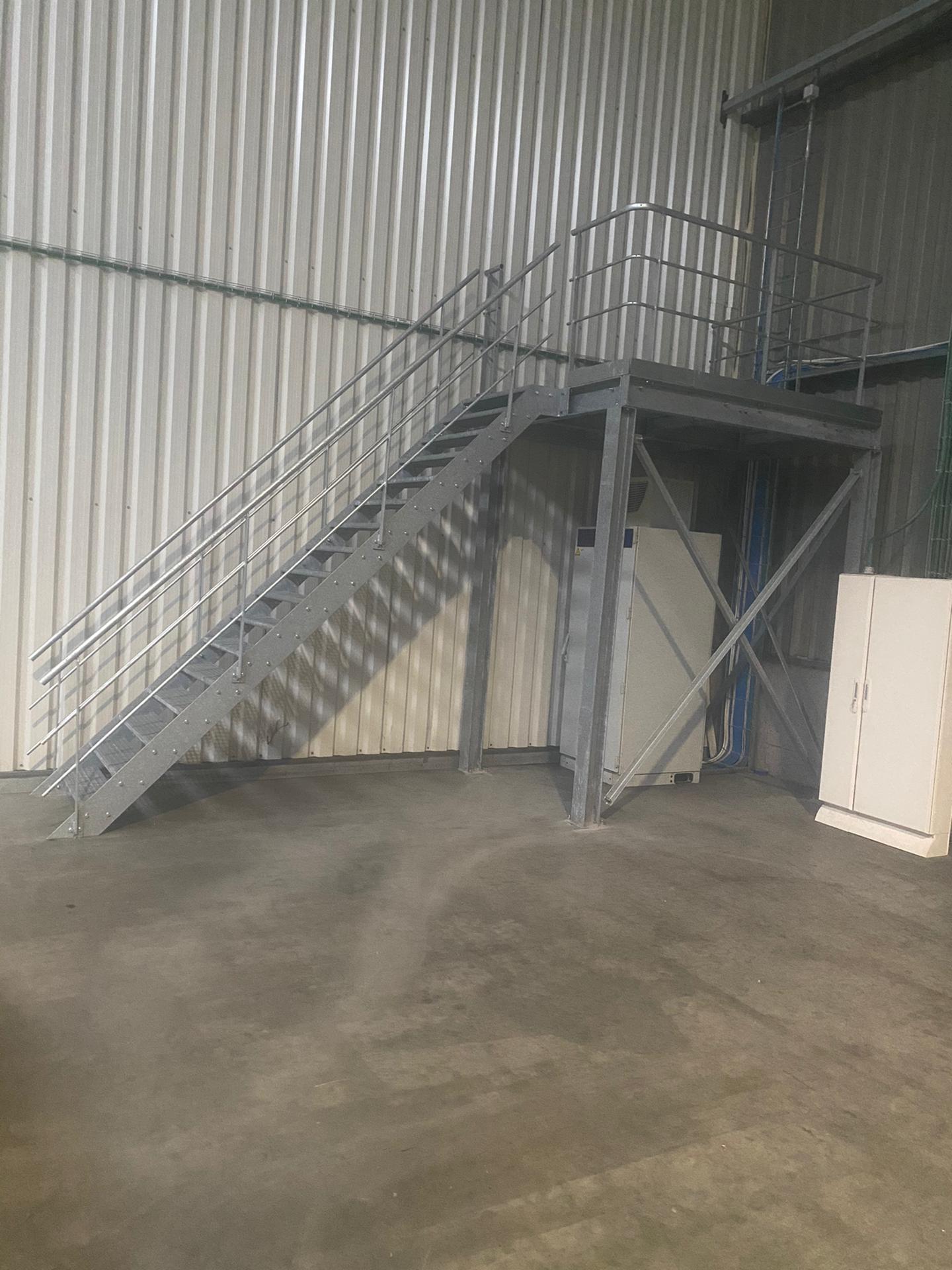 Verzinkte industriële trap met platform