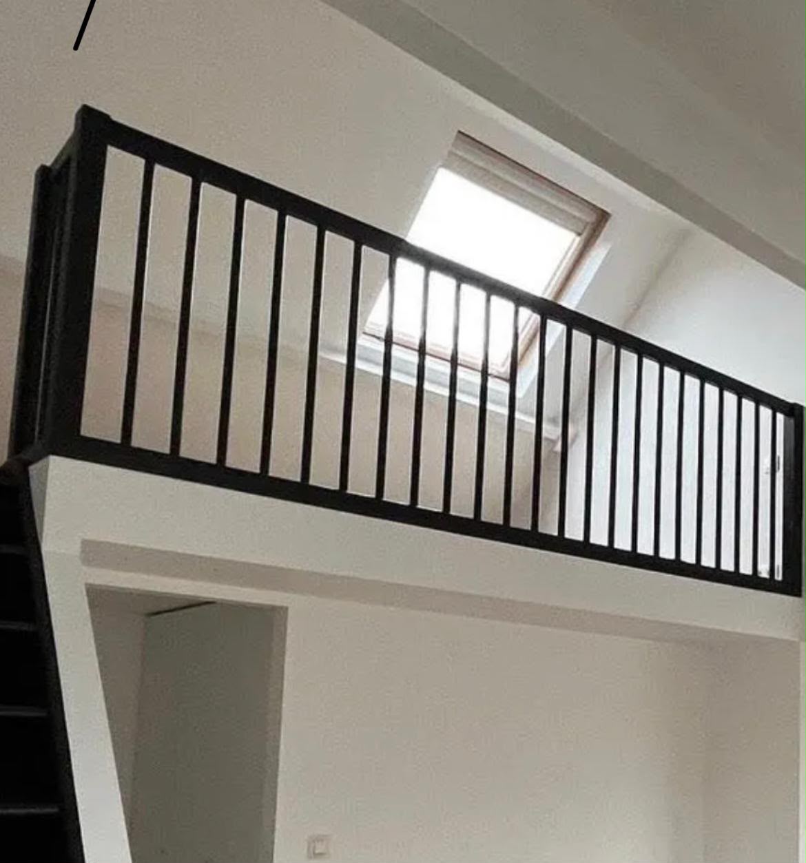 Zwarte stalen balustrade voor overloop