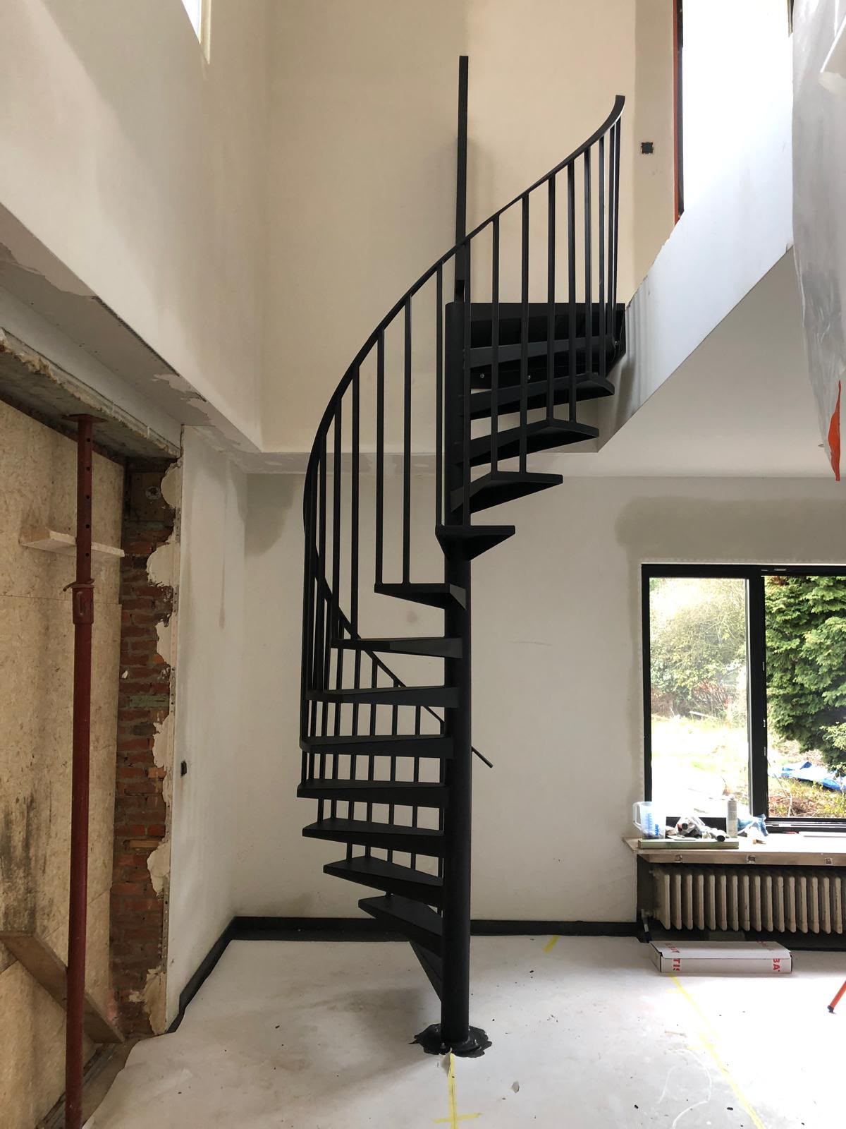 Zwarte stalen spiltrap op maat voor interieur