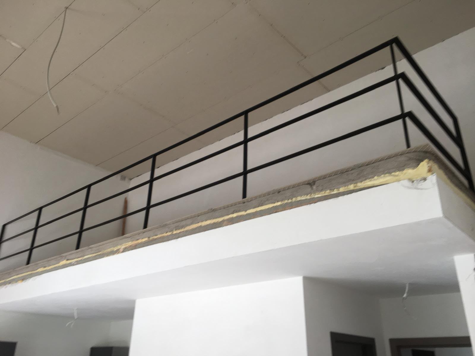 Zwarte stalen balustrade op mezzanine